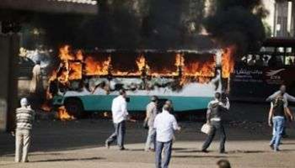 Un bus incendié lors de heurts au Caire, le 19 avril 2013. © AFP