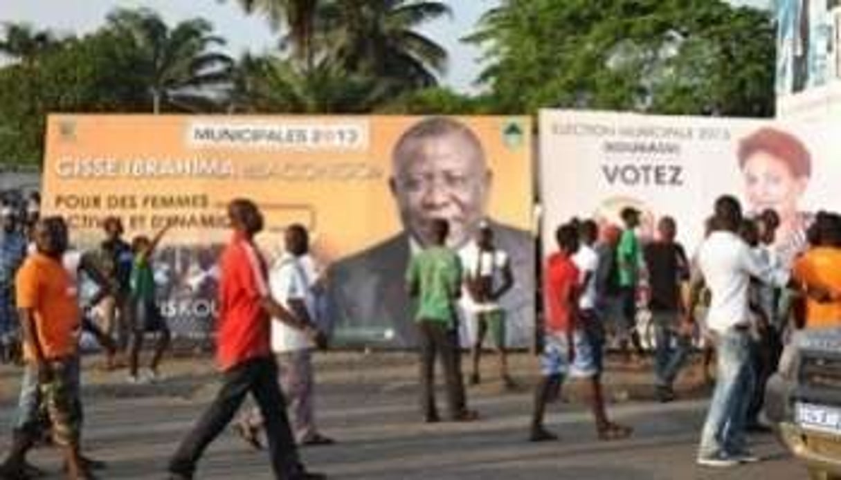 Des affiches électorales pour les élections du 21 avril, à Abidjan, le 11 avril 2013. © AFP