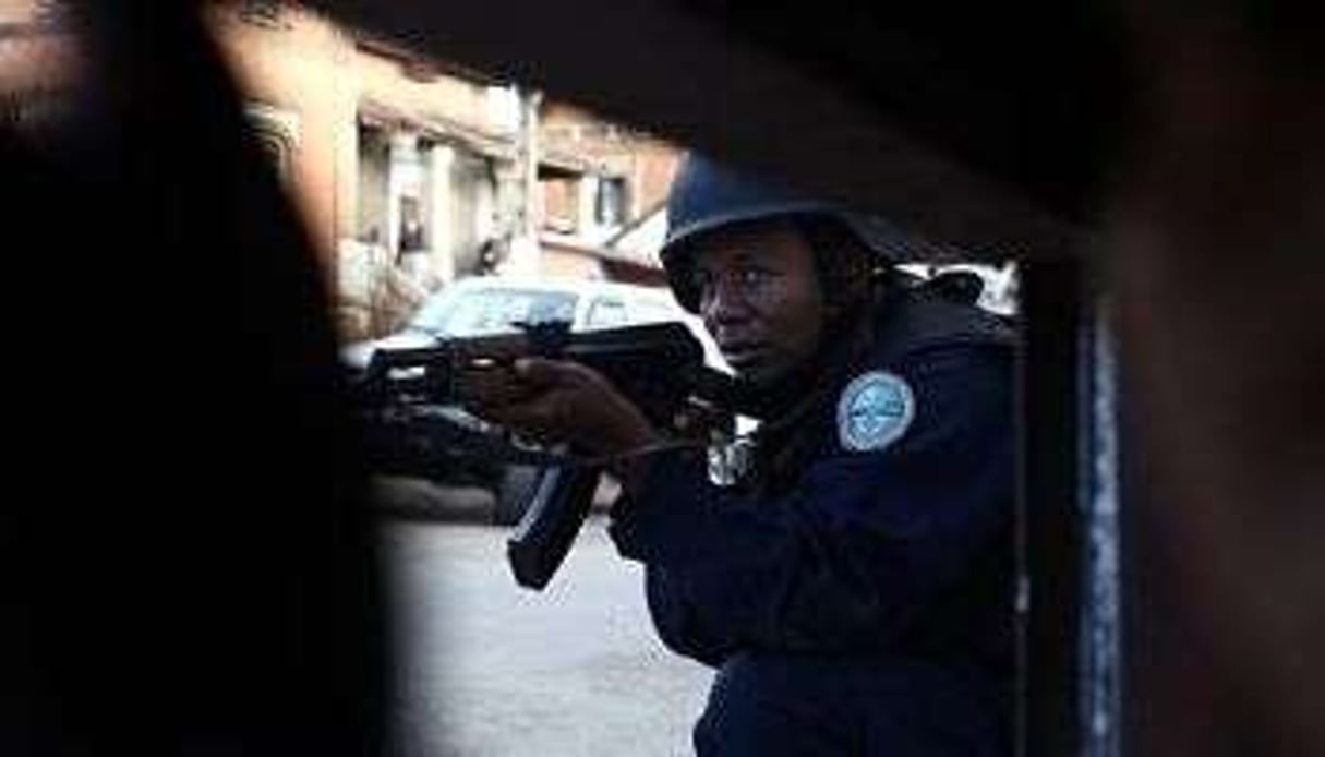 Un policier malgache sur le terrain. © AFP