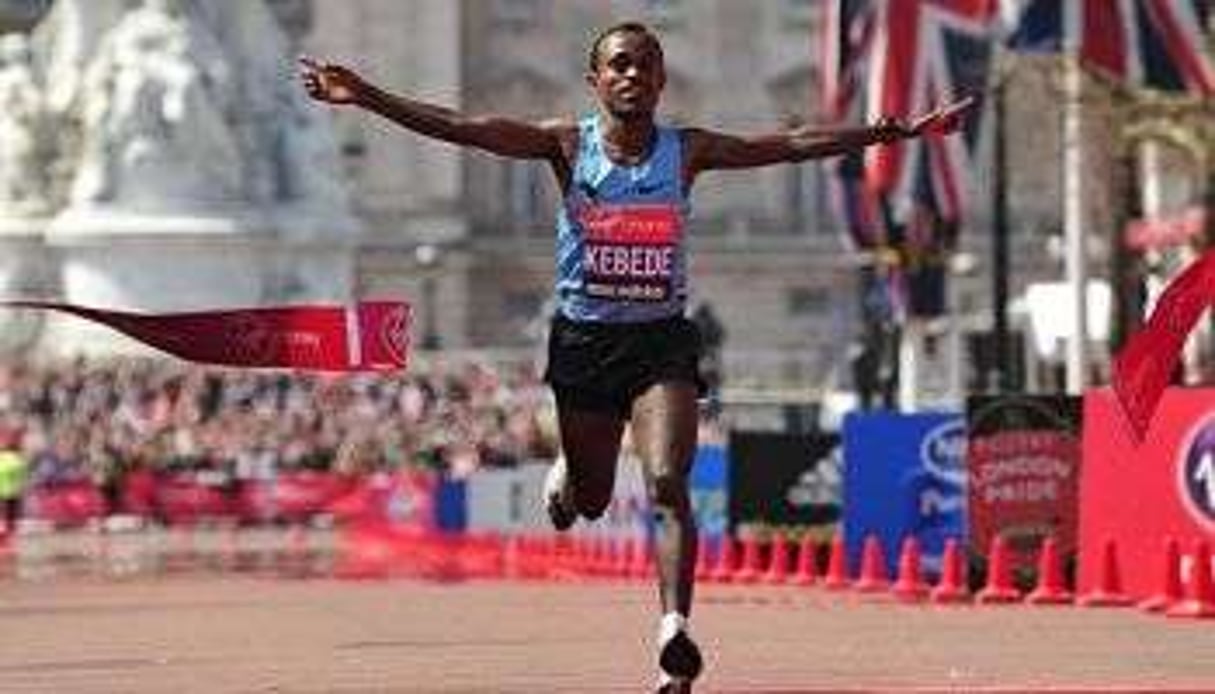 Kebede coupe la ligne d’arrivée du marathon de Londres en vainqueur, le 21 avril 2013. © AFP