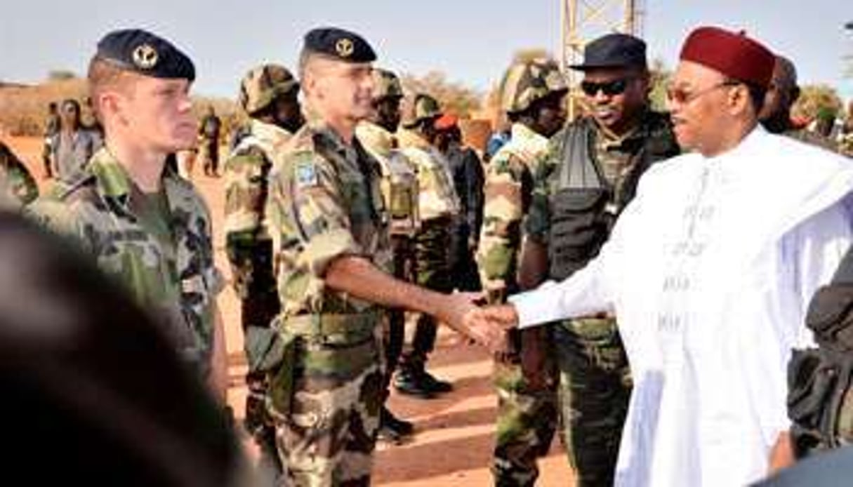 Visite du président Issoufou, le 22 janvier, sur une base militaire au nord de Niamey. © AFP