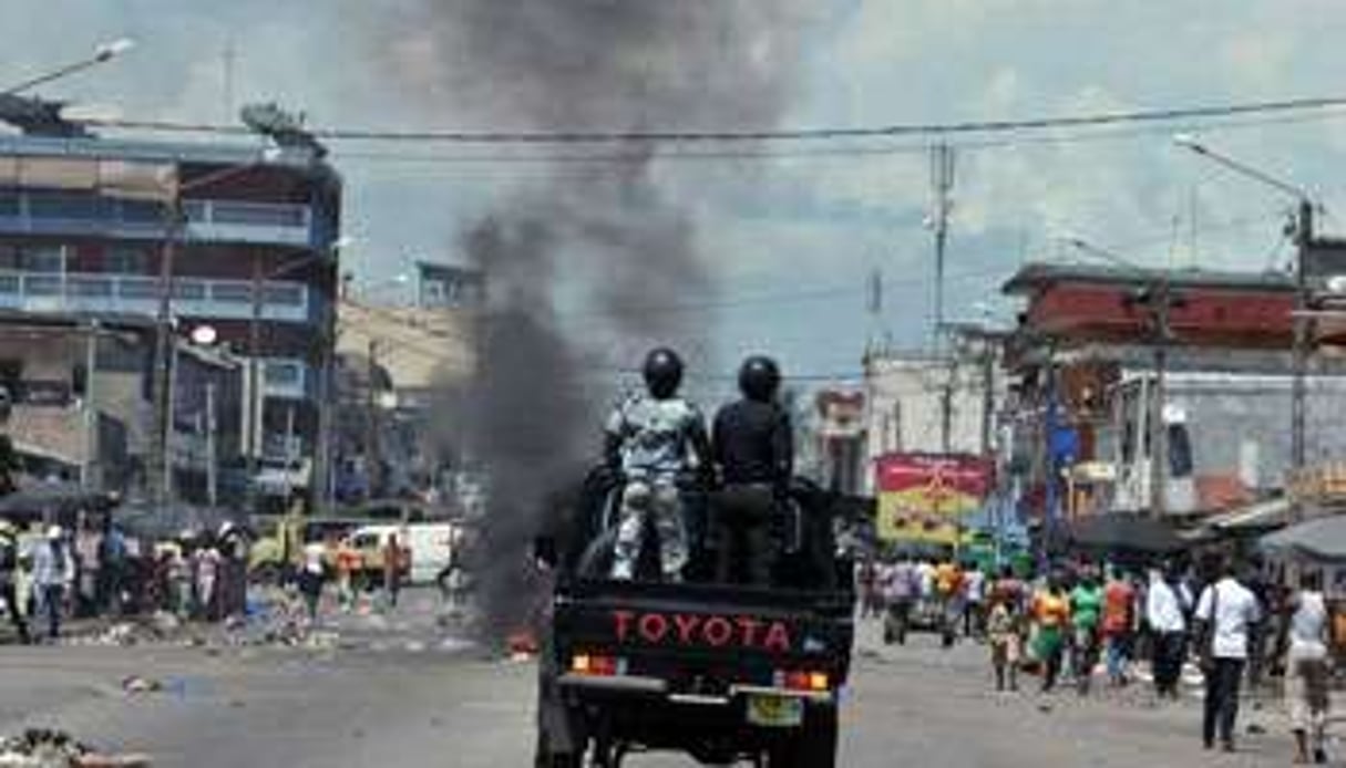 Des policiers dispersent des partisans de Cisse Bacongo, un candidat à Koumassi, le 22 avril. © Issouf Sanogo/AFP