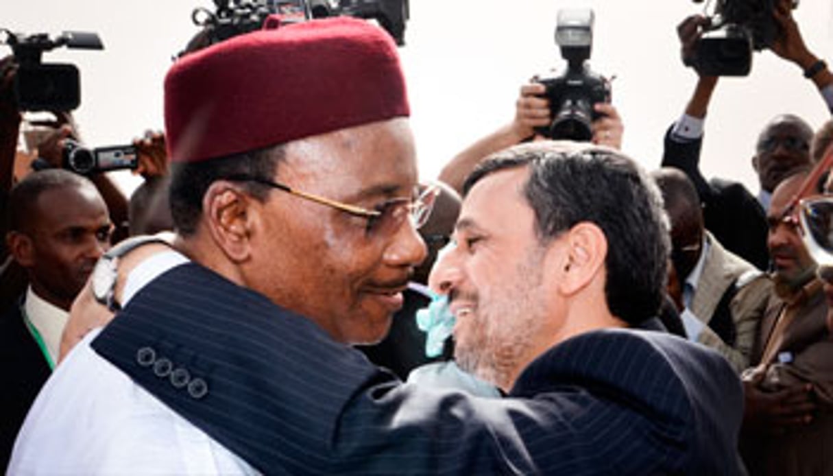 Mahamadou Issoufou accueillant Mahmoud Ahmadinejad, le 15 avril, à Niamey. © AFP