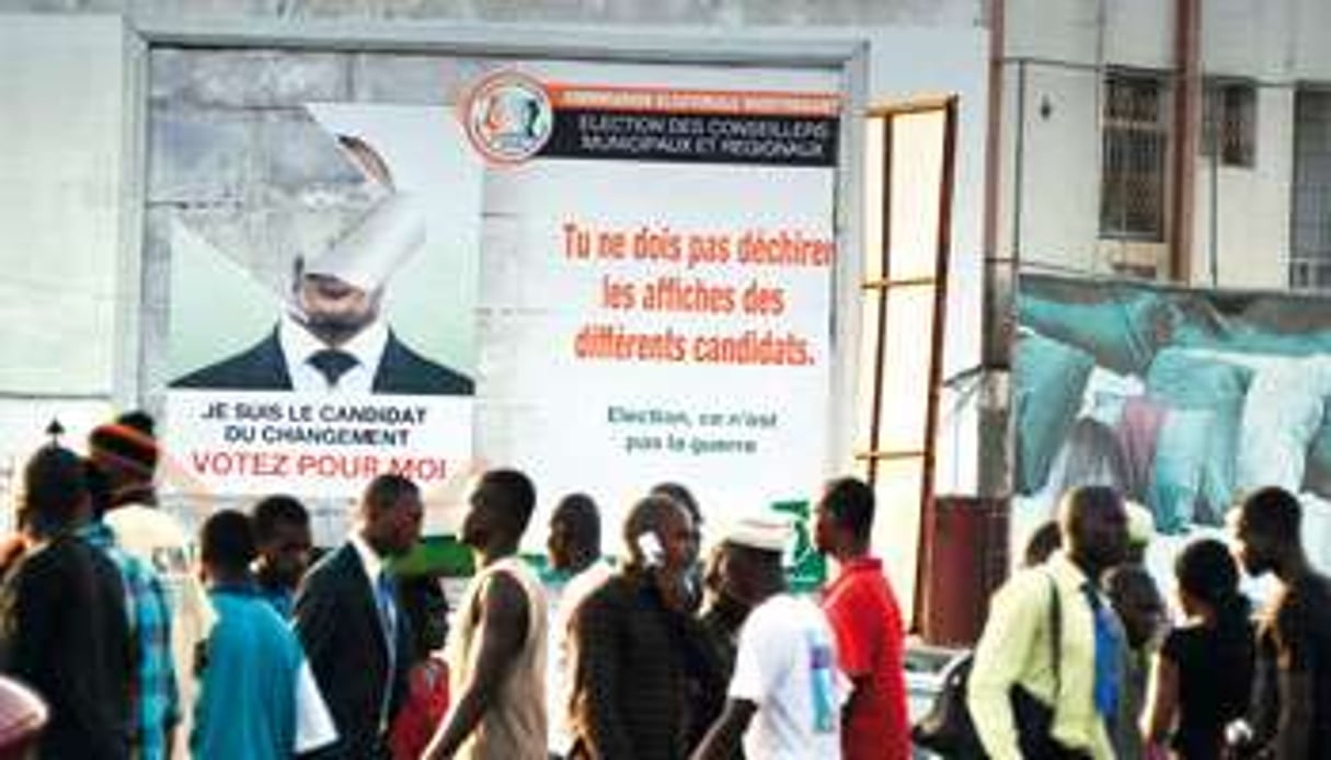 Des affiches appelant au respect et à la tolérance ont fleuri à Abidjan. © Oliver/JA