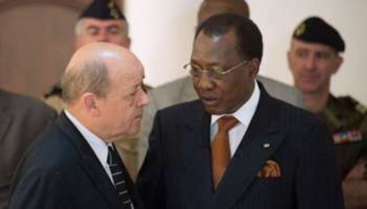 Jean-Yves Le Drian s’entretient avec le président Idriss Déby. © AFP