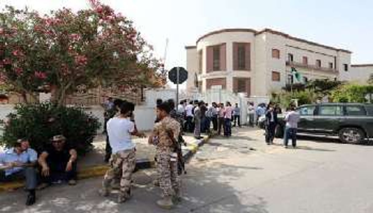 Des manifestants armés, le 29 avril devant le ministère des Affaires étrangères à Tripoli. © AFP