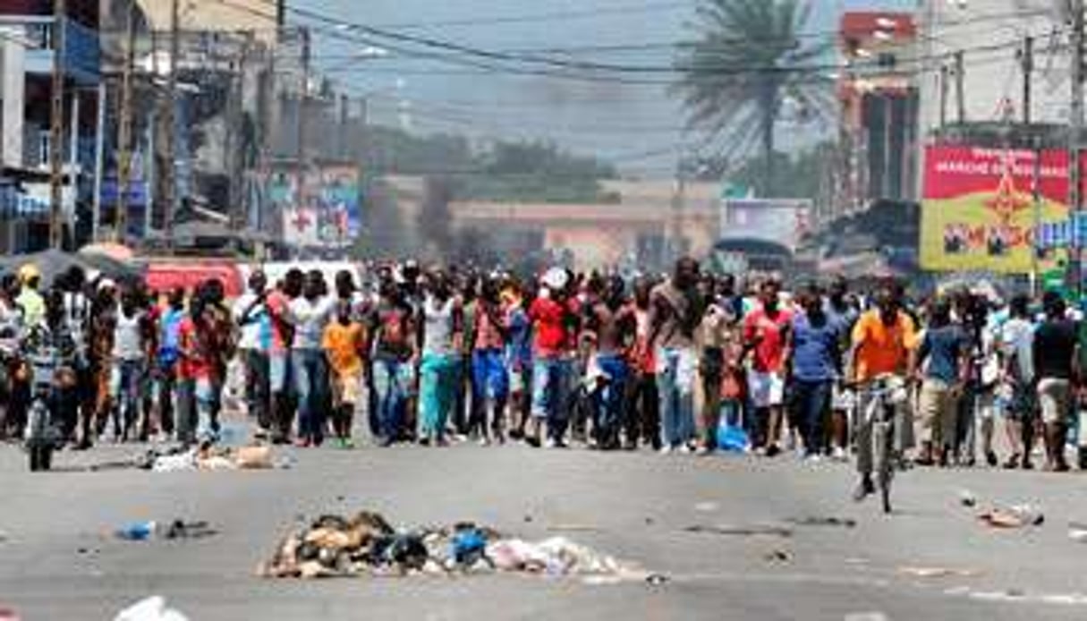 Électeurs mécontents à Koumassi, le 22 avril. © Issouf Sanogo/AFP