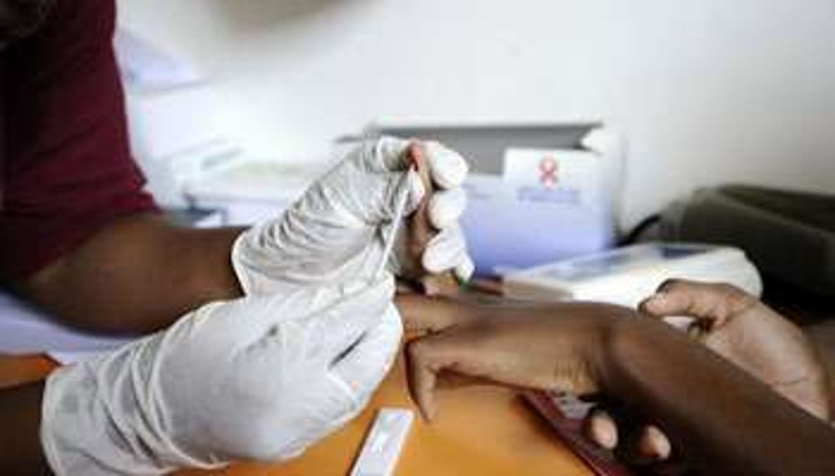 Une infirmière prélève du sang pour effectuer un test HIV. © AFP