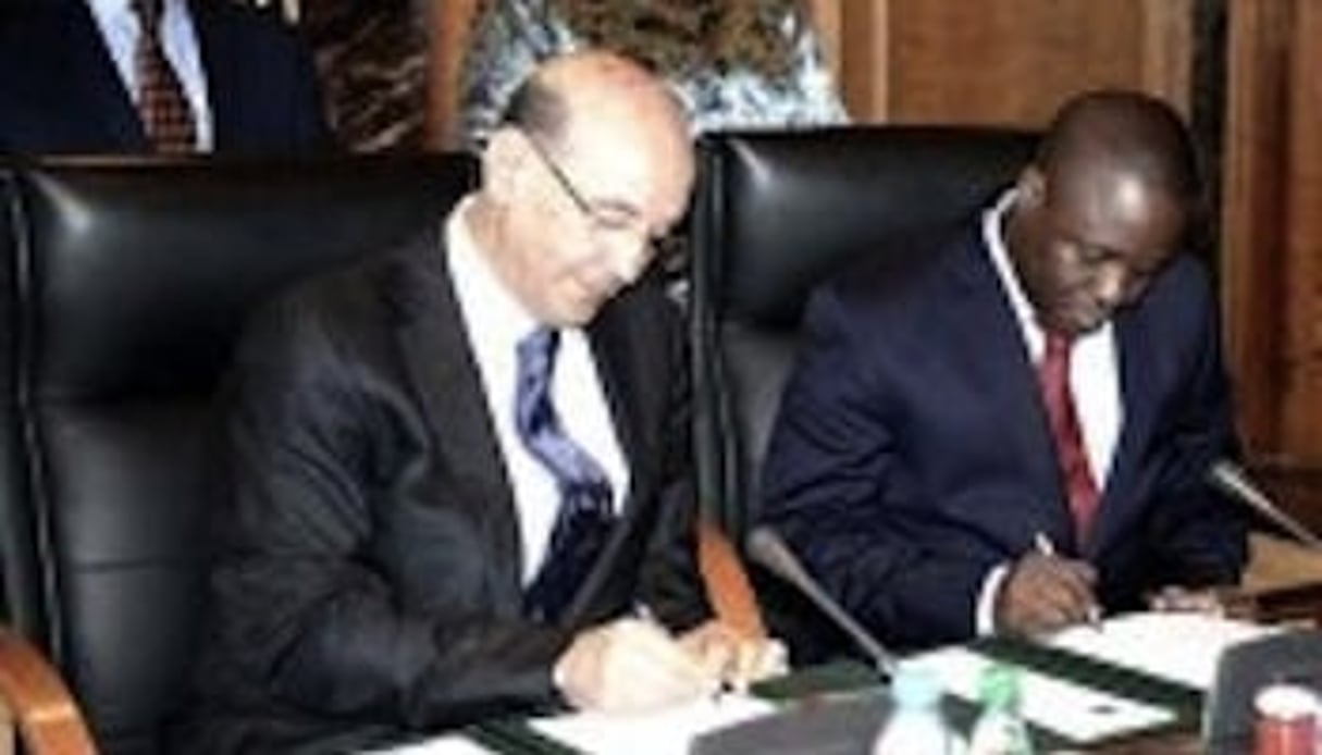 Abdelhamid Zerguine et Nelson Ocuane signent le memorandun d’accord. © APS