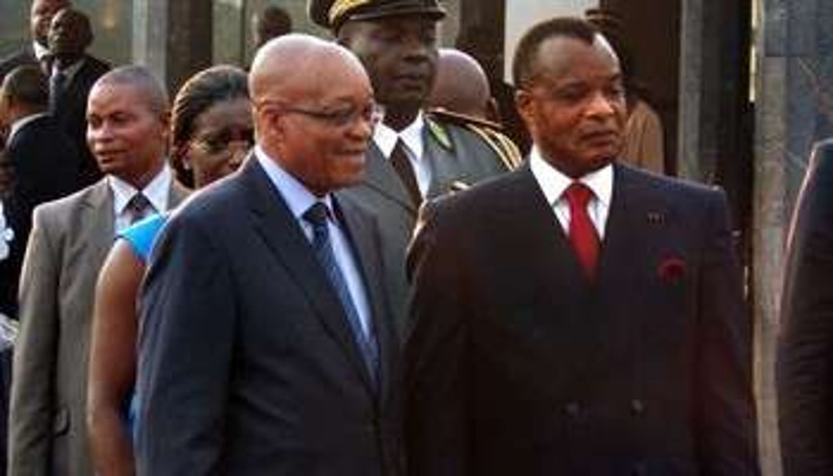 Le président congolais Denis Sassou Nguesso (D) et son homologue sud-africain Jacob Zuma. © AFP