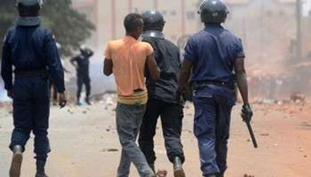 Des policiers arrêtent des manifestants, le 2 mai 2013 à Conakry. © AFP