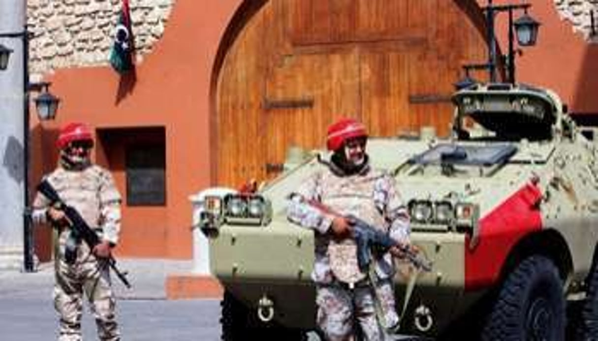 Des soldats patrouillent à Tripoli, le 3 mai 2013. © AFP