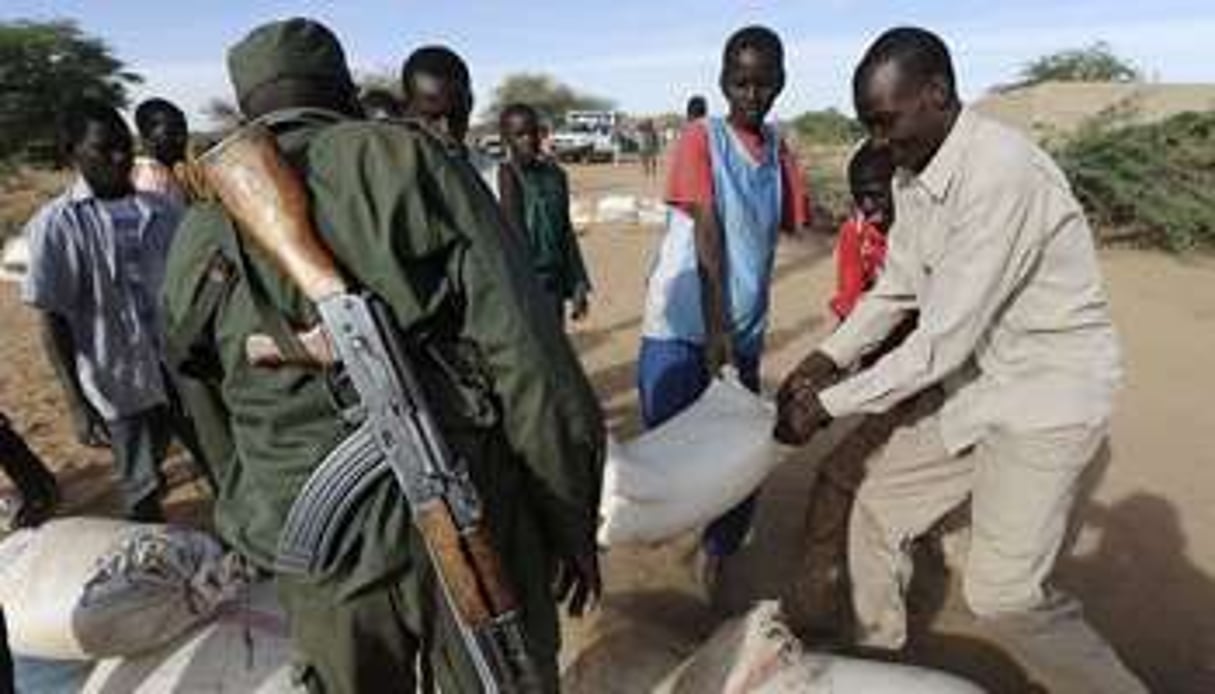 Des soldats maliens renforcent un check-point à Gao le 8 février 2013. © AFP