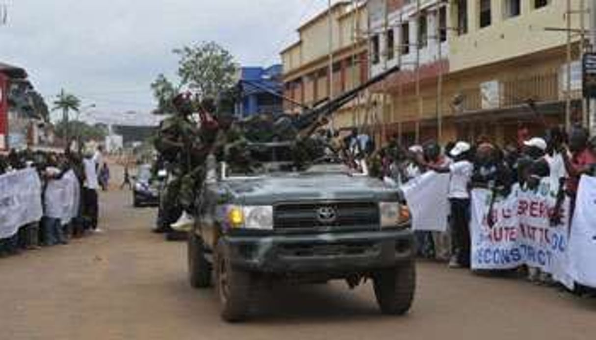 Des partisans de la Séléka manifestent à Bangui, le 30 mars 2013. © AFP