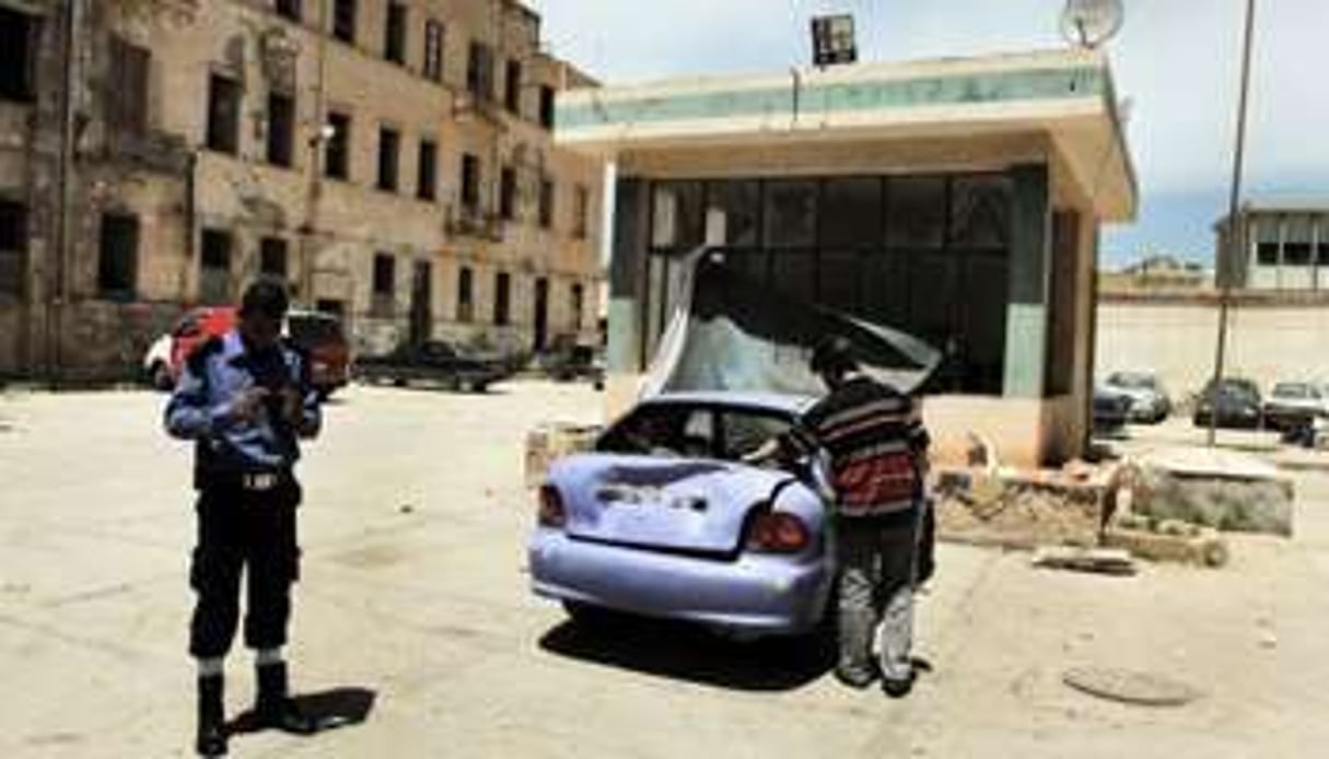 Après l’attaque d’un poste de police à Benghazi, dans l’est de la Libye, le 10 mai 2013. © AFP