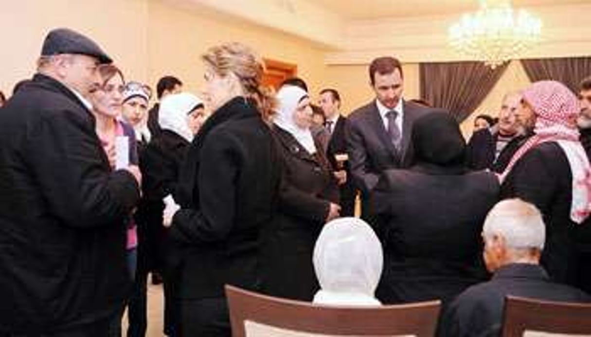 Le président et son épouse avec des familles de victimes du terrorisme. © AFP
