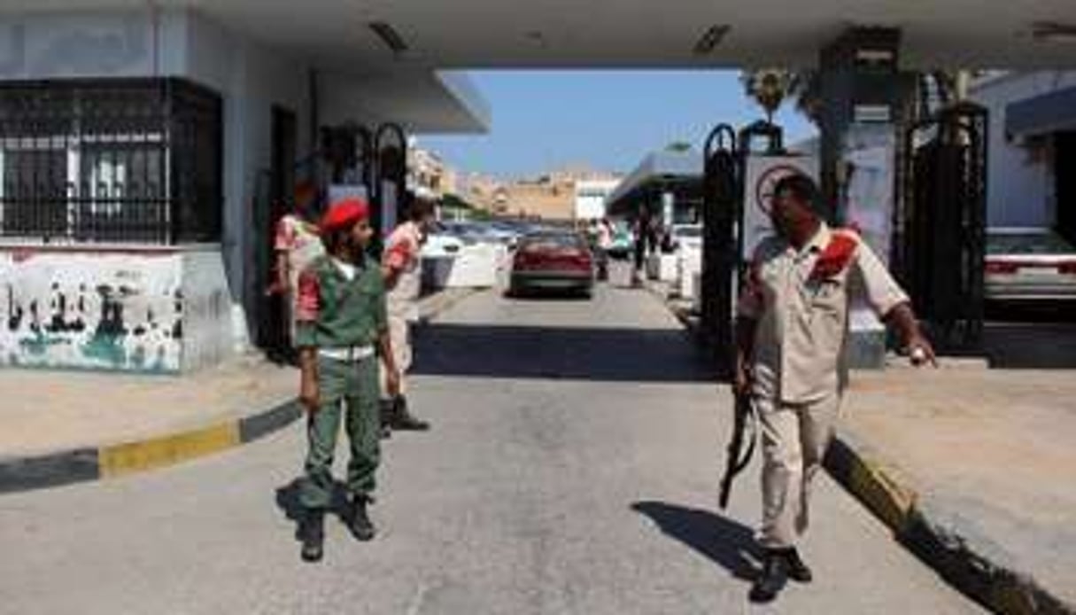 Des forces de sécurité devant un hôpital à Benghazi, le 23 septembre 2012. © AFP