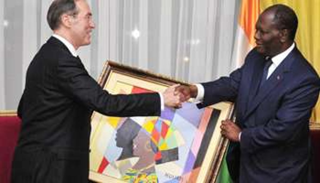Claude Guéant et Alassane Ouattara, lors d’une visite officielle à Abidjan, le 6 novembre 2011. © SIA KAMBOU / AFP