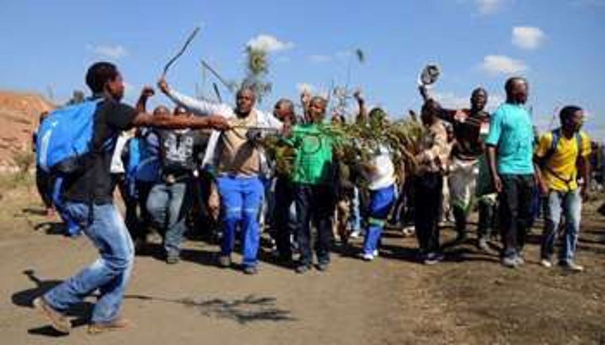 Des mineurs de platine de Marikana, en Afrique du Sud, font grève le 14 mai 2013. © AFP