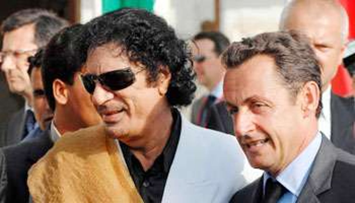 Mouammar Kaddafi recevant Nicolas Sarkozy à Tripoli, le 25 juillet 2007. © Sipa