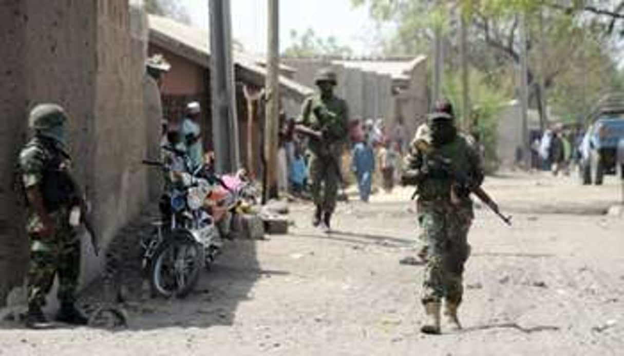 Des militaires nigérians patrouillent à Baga dans l’état de Borno au Nigeria, le 30 avril 2013. © AFP
