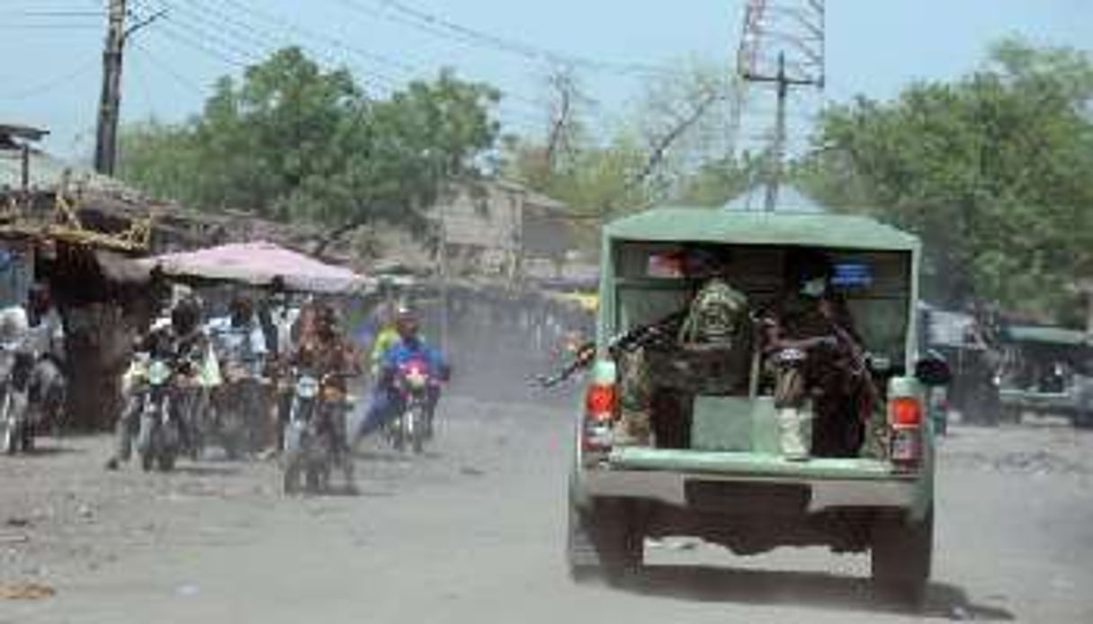 Des soldats patrouillant dans les rues de Maiduguri, au Nigeria, le 30 avril 2013. © AFP