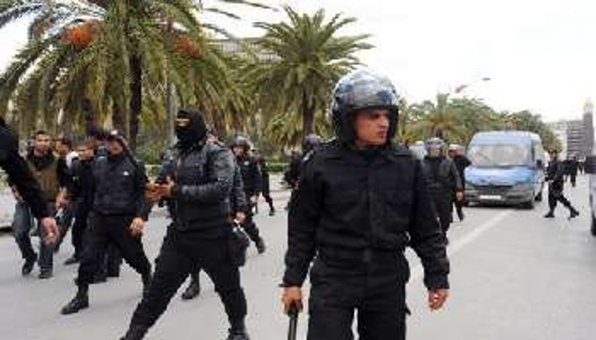 Des policiers anti-émeutes à Tunis, le 19 mai. © AFP