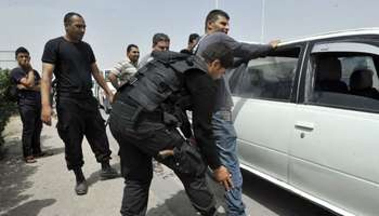 Contrôle policier sur la route de Kairouan, samedi. © AFP