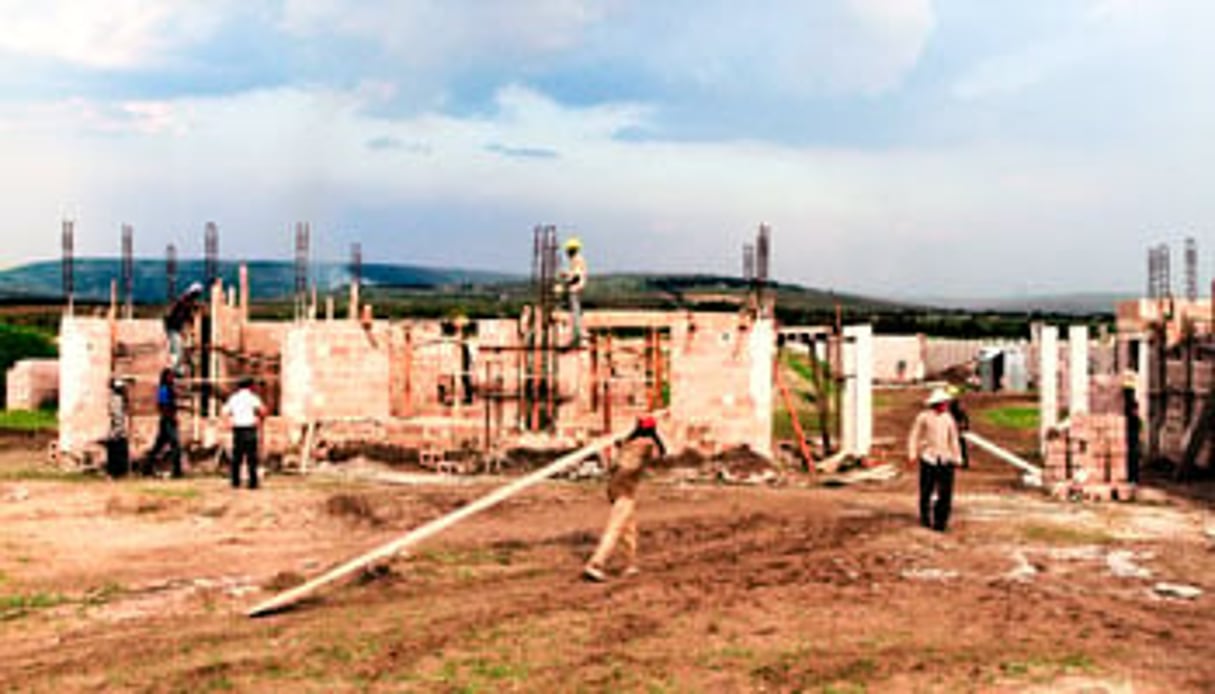 Seul signe de la renaissance des lieux, la construction d’un centre de formation agricole (à g.). © Baudouin Mouanda/JA