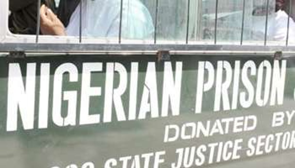 Un bus transportant des détenus au Nigeria. © AFP