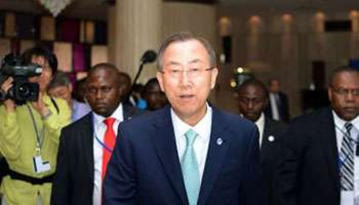 Ban Ki-moon a entamé le 22 mai à Kinshasa une tournée dans les Grands lacs. © AFP