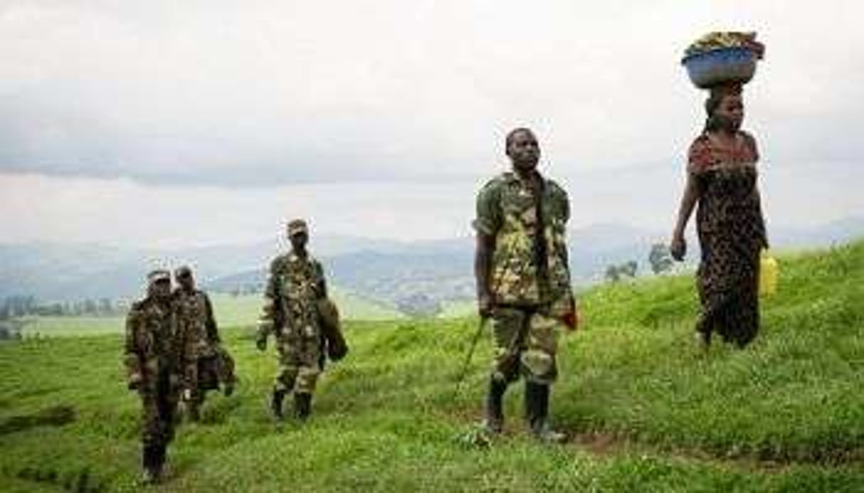 Des rebelles congolais du M23 marchent sur les collines autour de Mushaki, novembre 2012. © AFP