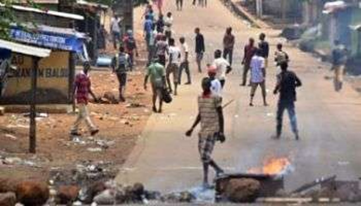 Des opposants dans les rues de Conakry, le 25 mai 2013. © AFP