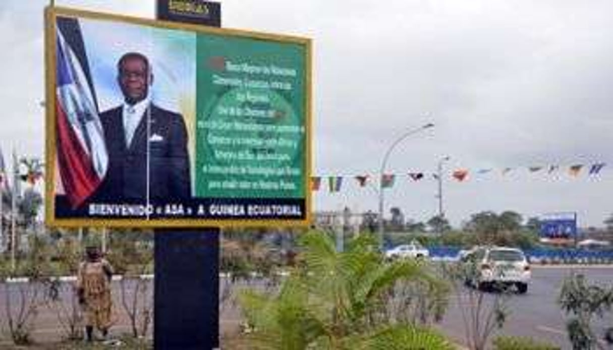 Un portrait du présidentTeodoro Obiang affiche dans une rue de Malabo, février 2013. © AFP