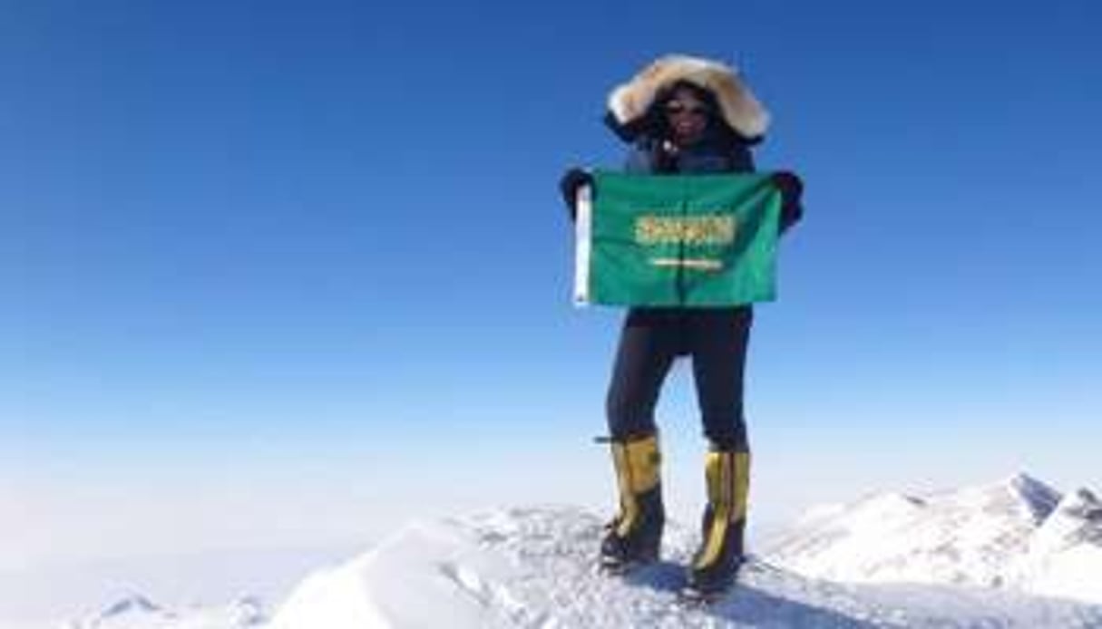 Raha Mouharraq le 18 mai 2013 sur le Mont Everest avec le drapeau de son pays, l’Arabie saoudite. © AFP