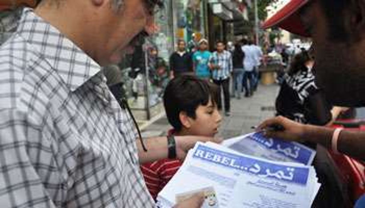 Un passant signe le formulaire de Tamarod. © Tony Gamal Gabriel