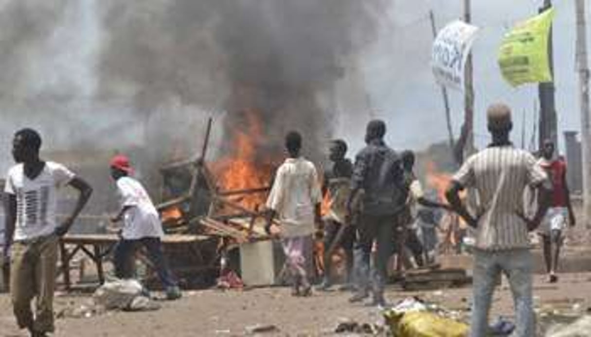 Barricades dans une rue de Conakry, le 25 mai 2013. © Cellou Binani/AFP
