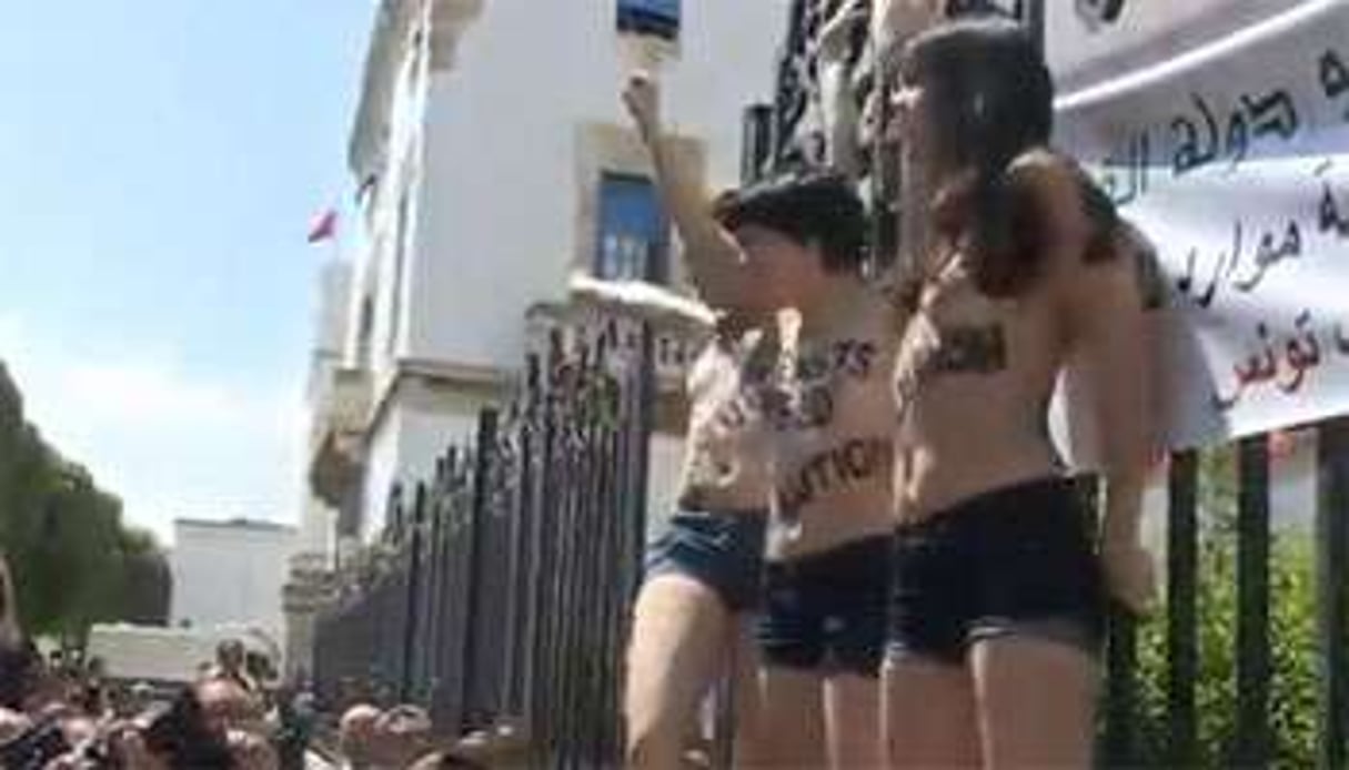 L’action seins nus devant le Palais de Justice de Tunis, le 29 mai. © Capture d’écran Youtube/Nawaat