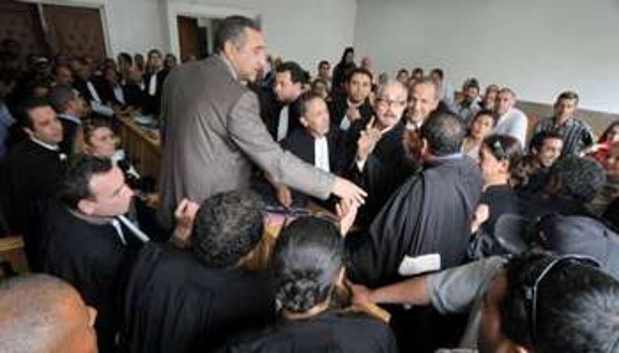 Les avocats d’Amina Sboui au procès de la militante des Femen, le 30 mai 2013 à Kairouan. © Salah Habibi/AFP