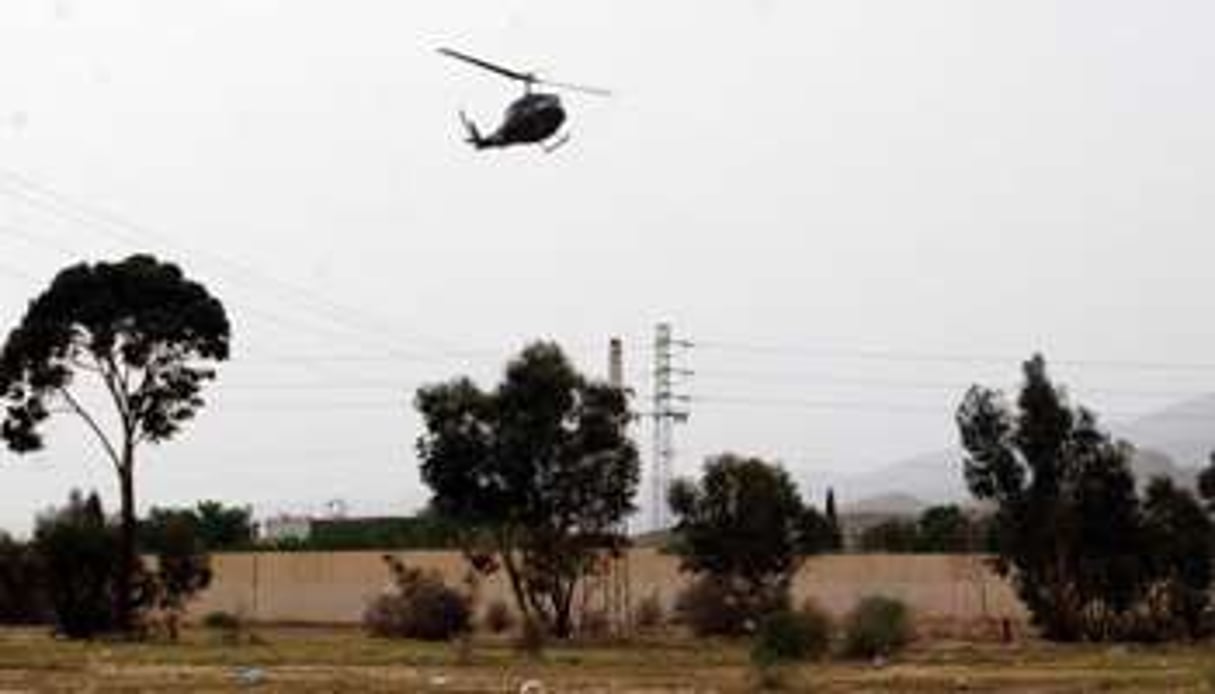 Un hélicoptère de l’armée tunisienne à la recherche de membres d’un groupe jihadiste au Mont Cha © AFP