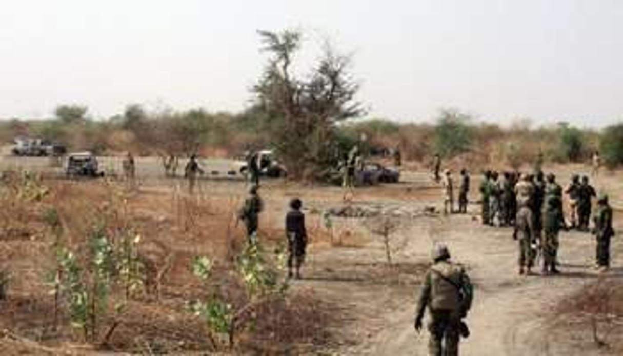 Des militaires nigérians inspectant une base présumée du mouvement Boko Haram, le 25 mai 2013. © AFP