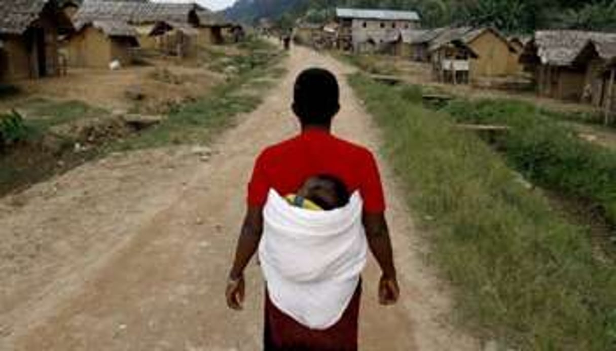 Une femme avec son bébé, à Luvungi en RDC. © AFP