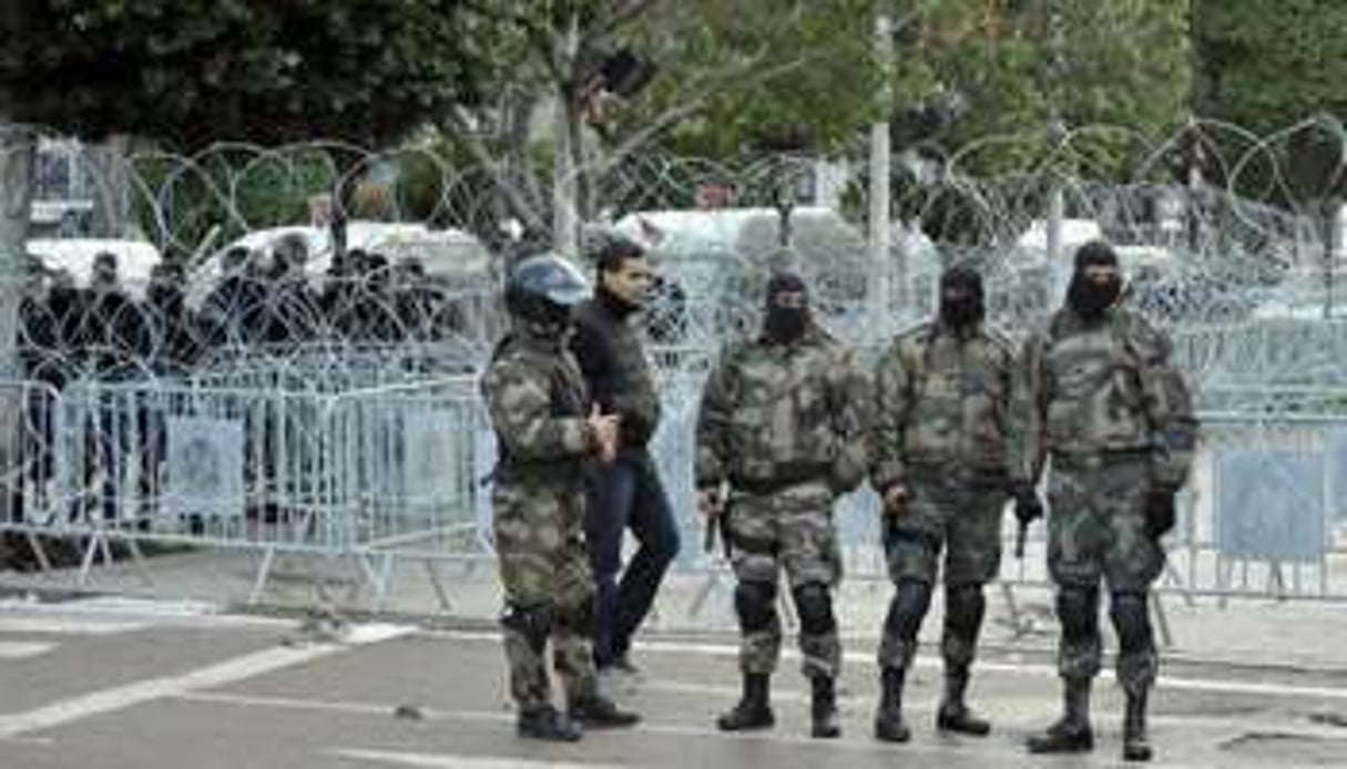 Des policiers anti-émeutes à Tunis, sur l’avenue Bourguiba, le 8 février 2013. © AFP