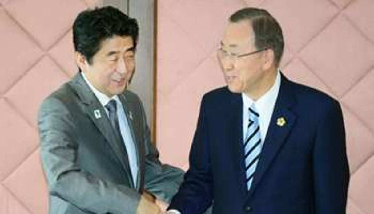 Le Premier ministre japonais Shinzo Abe accueille le secrétaire général de l’ONU, Ban Ki-moon. © AFP