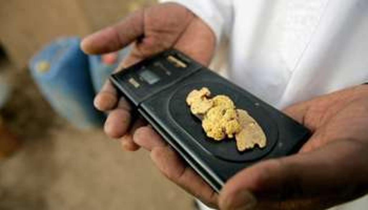 Un marchand d’or soudanais pèse des pépites, le 8 août 2010. © AFP