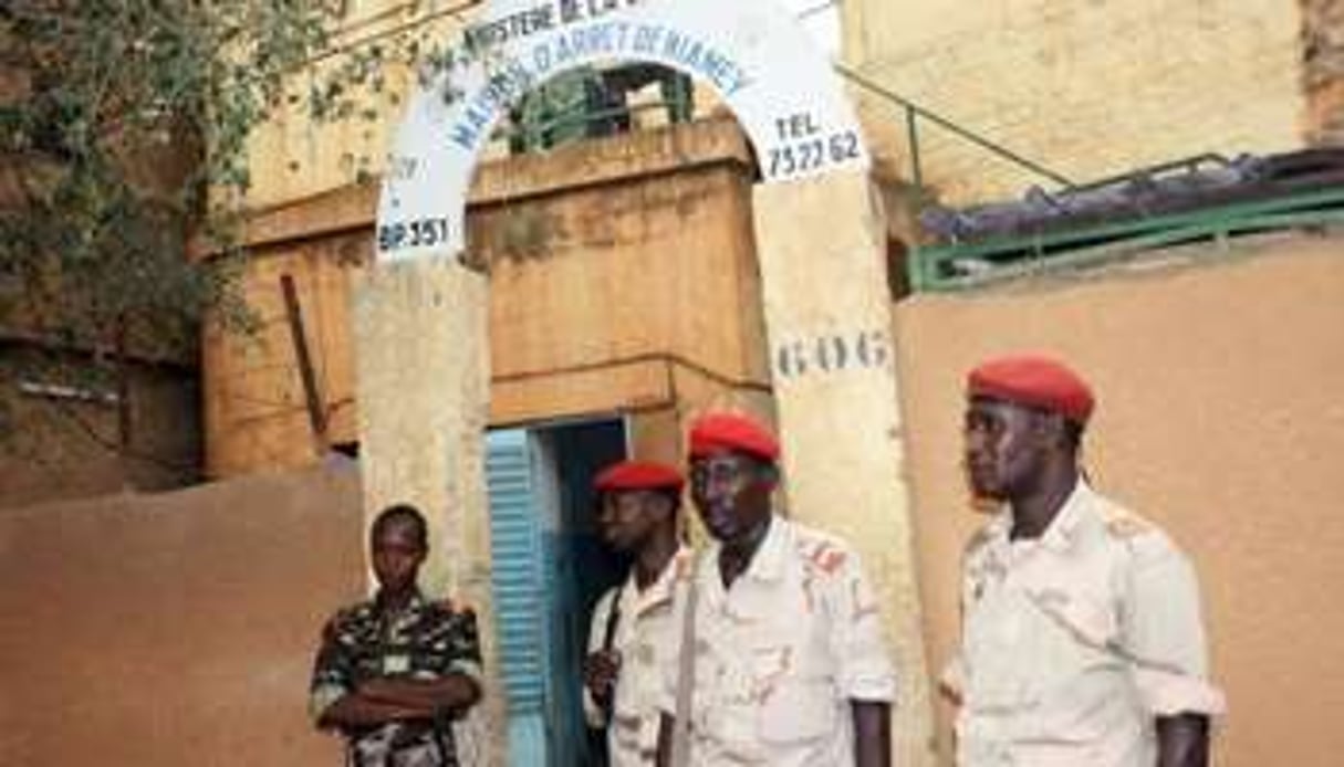 Des soldats devant la prison de Niamey le 1er juin 2013. © AFP