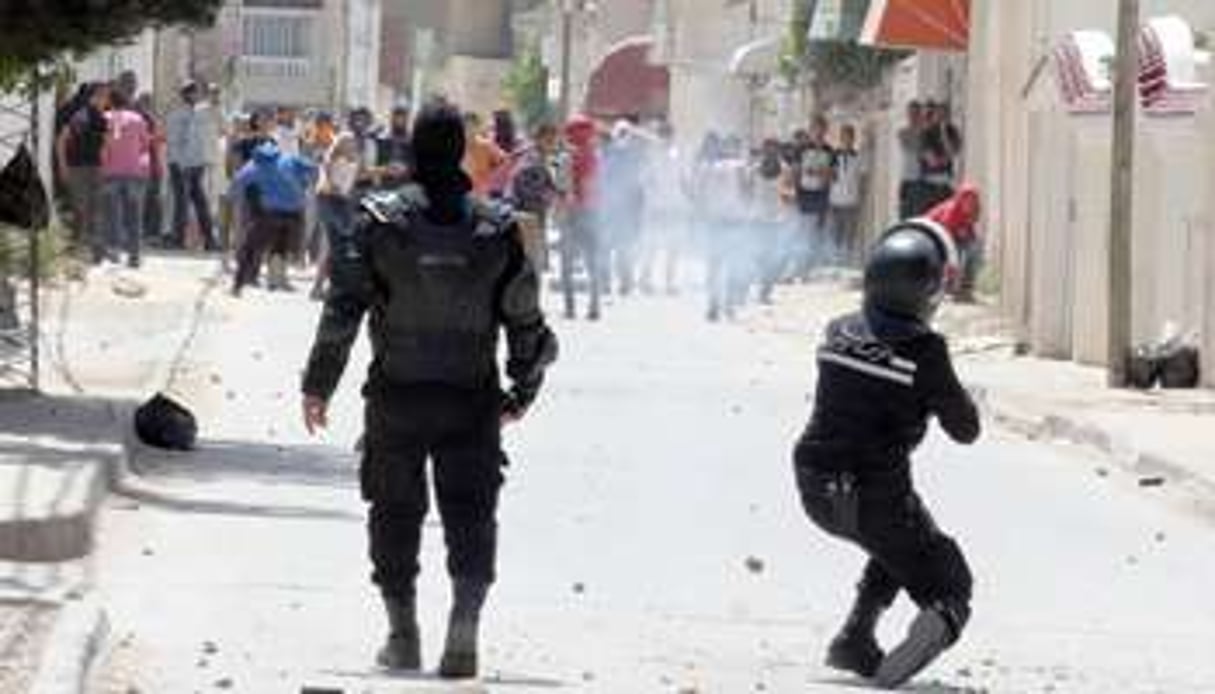 Lors des affrontements à Ettadhamen, le 19 mai. © AFP