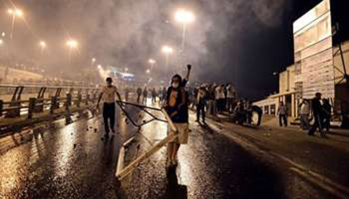 Des manifestants font face à la police anti-émeutes le 4 juin 2013 à Istanbul. © AFP