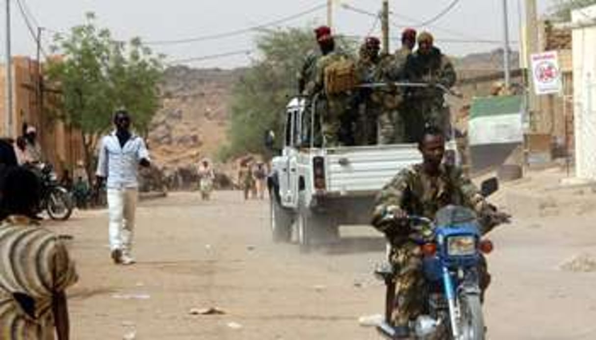Des soldats maliens patrouillent le 27 mai 2006 dans les rues de Kidal, au Mali. © AFP