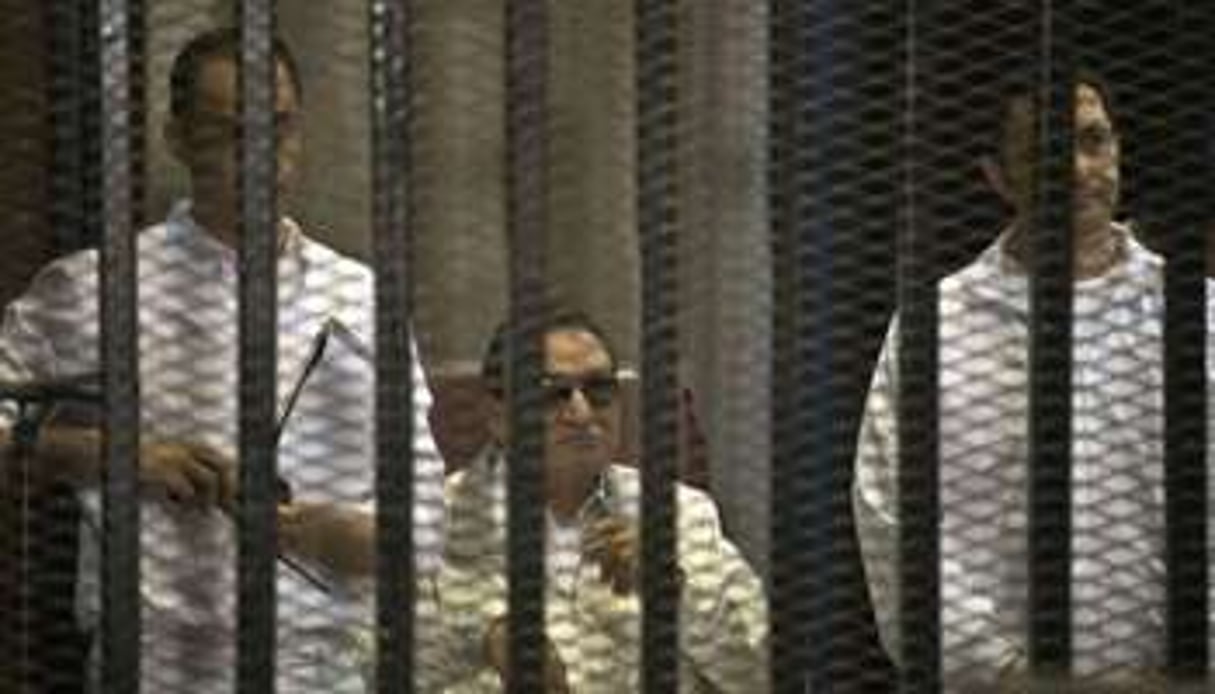 L’ancien président égyptien, entouré de ses deux fils, le 8 juin au Caire. © AFP
